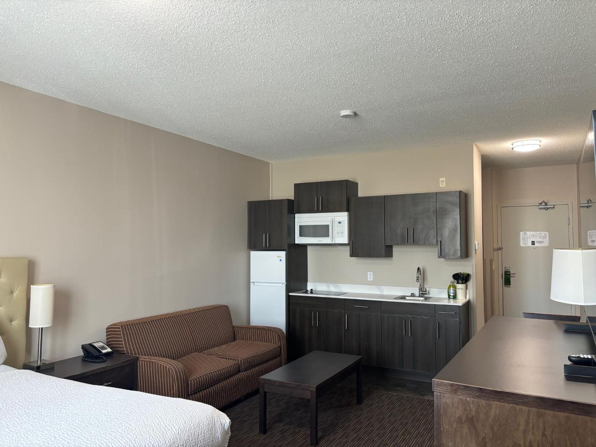 Ramada By Wyndham Estevan Exterior foto