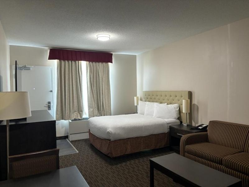 Ramada By Wyndham Estevan Exterior foto